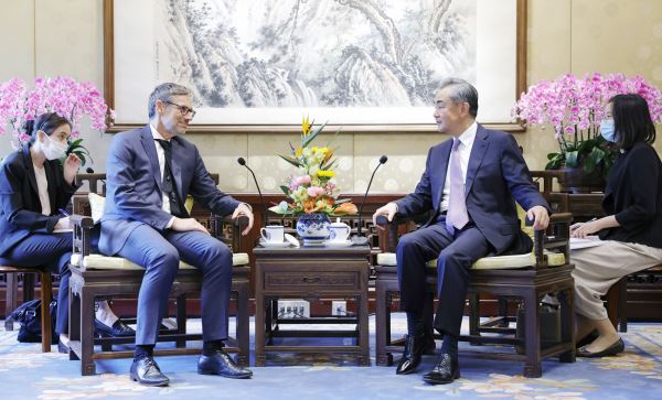王毅会见德国总理外事顾问普吕特纳