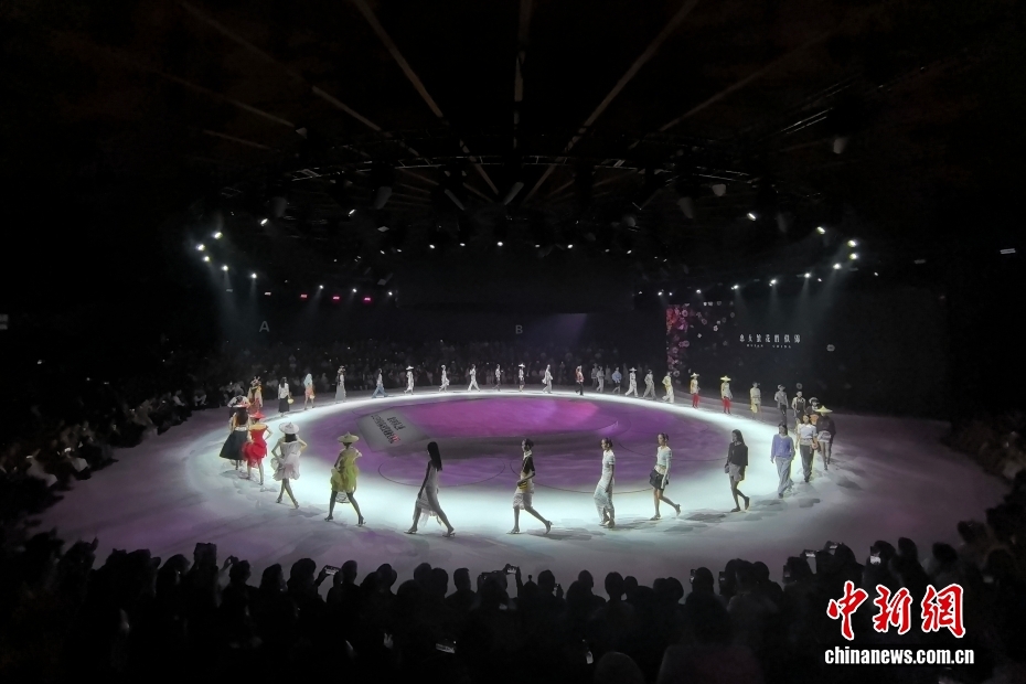 惠安女服饰压轴亮相中国国际时装周