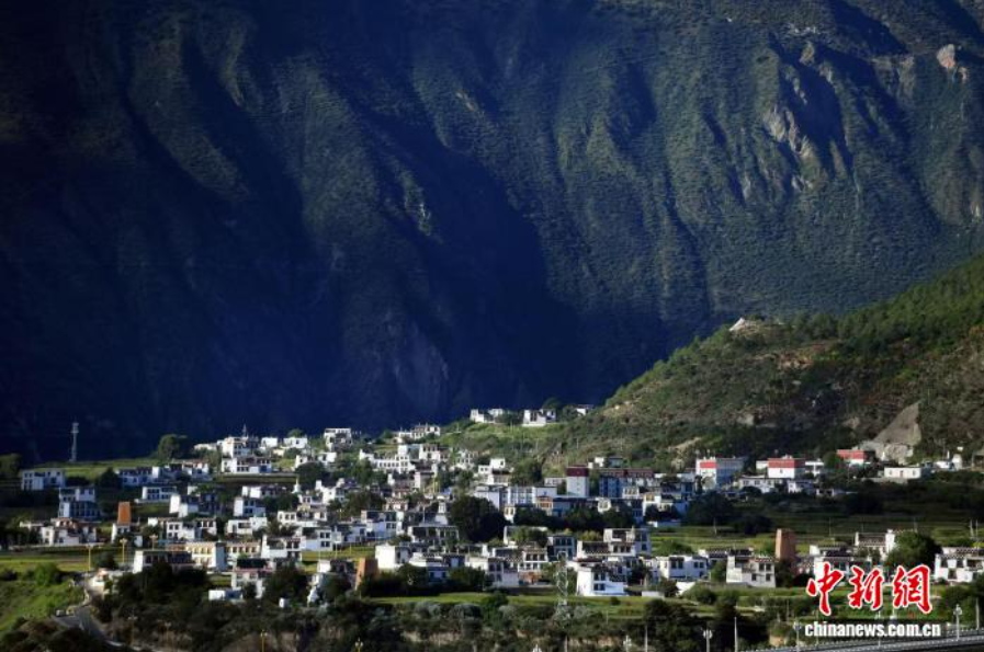 探访全国最大的白藏房群：当世界扑面而来