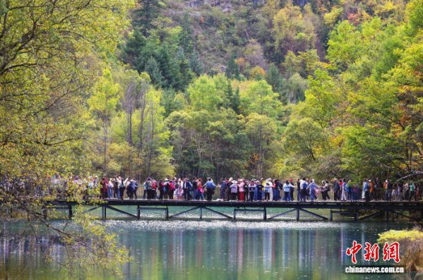 九寨沟景区年度游客突破700万人次