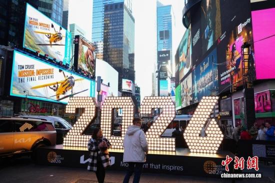 巨型数字灯“2026”亮相纽约时报广场