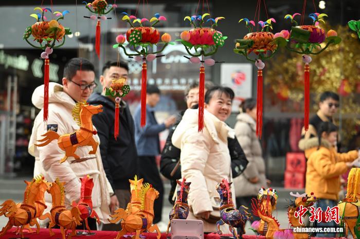 烟笼寒水月笼沙，元夕秦淮赏灯花