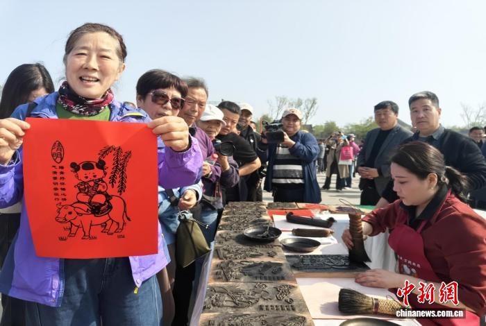 两项非遗“联姻” 朱仙镇木版年画绘就二十四节气